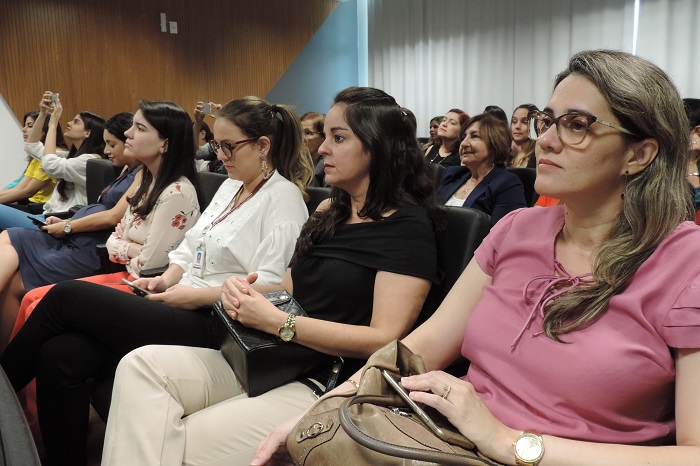Pessoas sentadas 