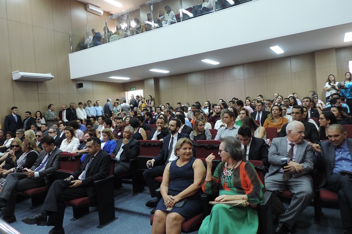 Pessoas sentadas em auditório 