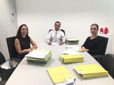 Pessoas em volta de uma mesa