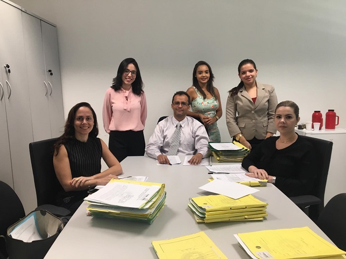 Pessoas em volta de uma mesa 