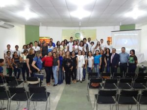 Pessoas de pé sorrindo