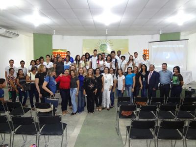 Pessoas de pé sorrindo