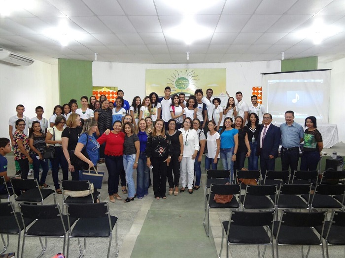 Pessoas de pé sorrindo