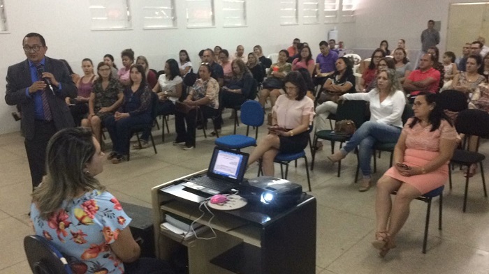 Pessoas assistindo palestra com promotor de Justiça 