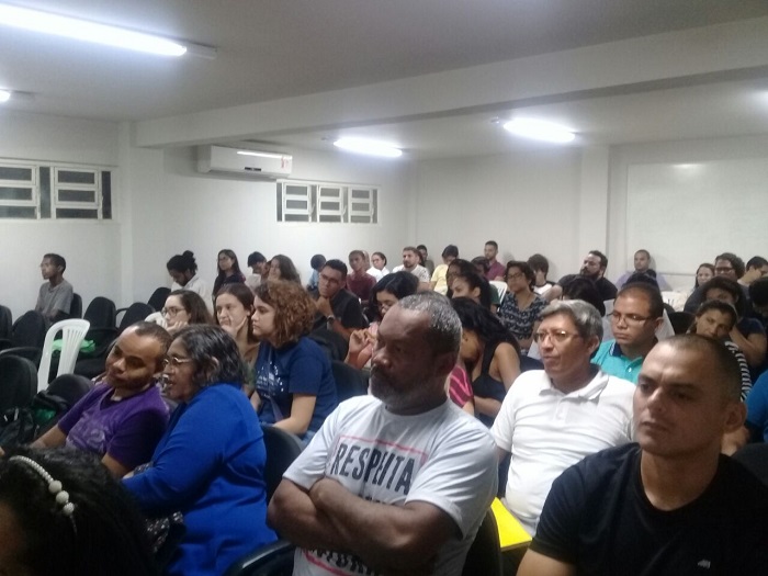 Pessoas de pé 