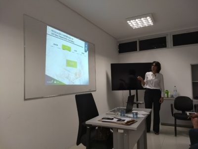 Pessoa de pé falando