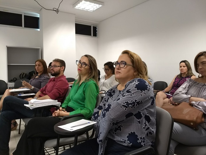 Pessoas sentadas em sala de aula 