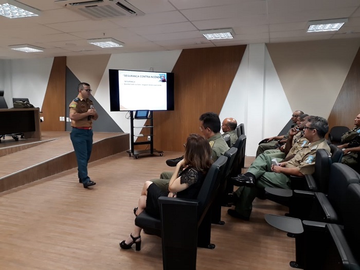 Pessoas sentadas em auditório 