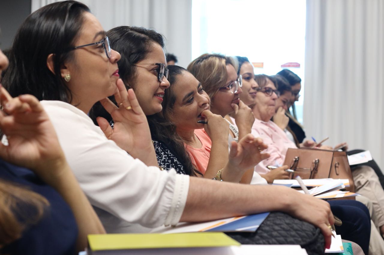 Pessoas sentadas em auditório 