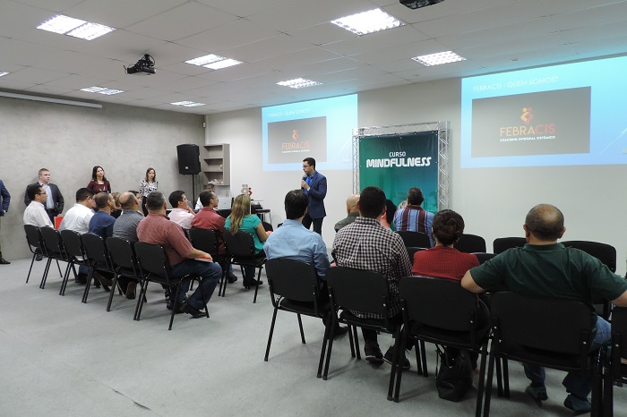 Pessoas sentadas em sala de aula 