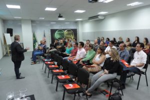 Pessoas sentadas em sala de aula
