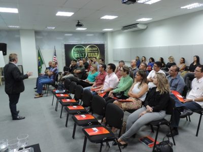 Pessoas sentadas em sala de aula