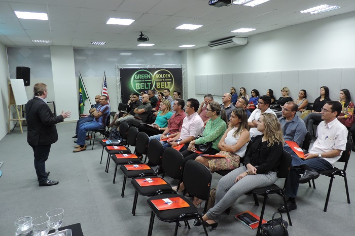 Pessoas sentadas em sala de aula