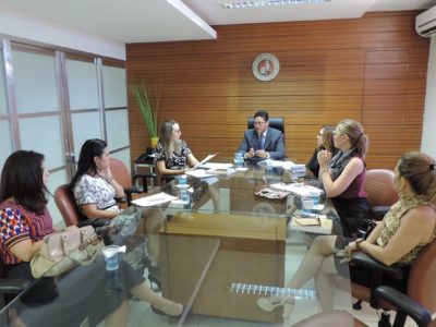 Pessoas sentadas em volta de uma mesa