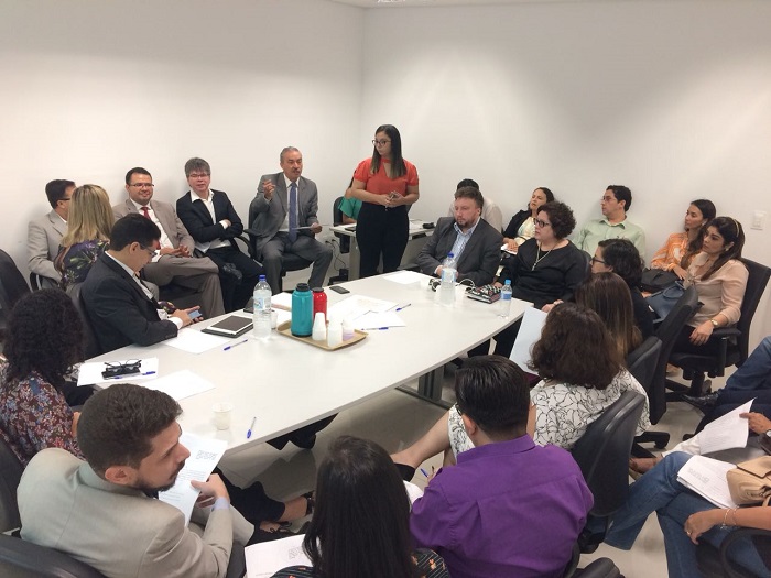 Pessoas sentadas em auditório 