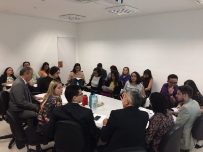 Pessoas sentadas em volta de uma mesa