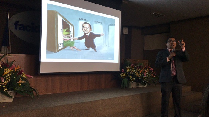 Pessoas sentadas em auditório 