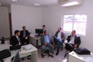 Pessoas sentadas assistindo uma apresentação em slides