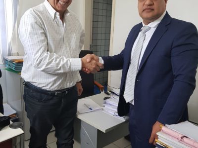 Duas pessoas de pé