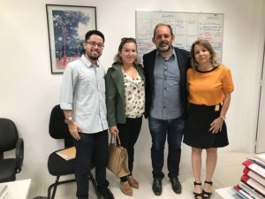 Pessoas de pé sorrindo