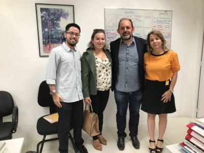 Pessoas de pé sorrindo