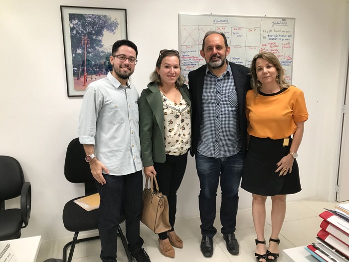 Pessoas de pé sorrindo