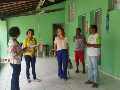 Pessoas de pé conversando