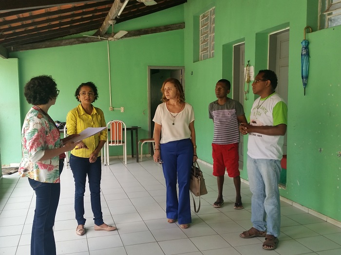 Pessoas de pé conversando