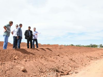 Equipe vistoriando obras