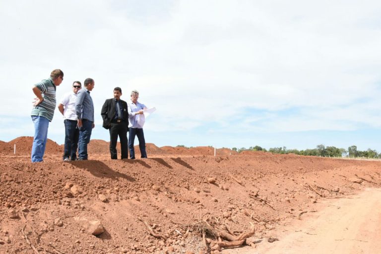 Equipe vistoriando obras