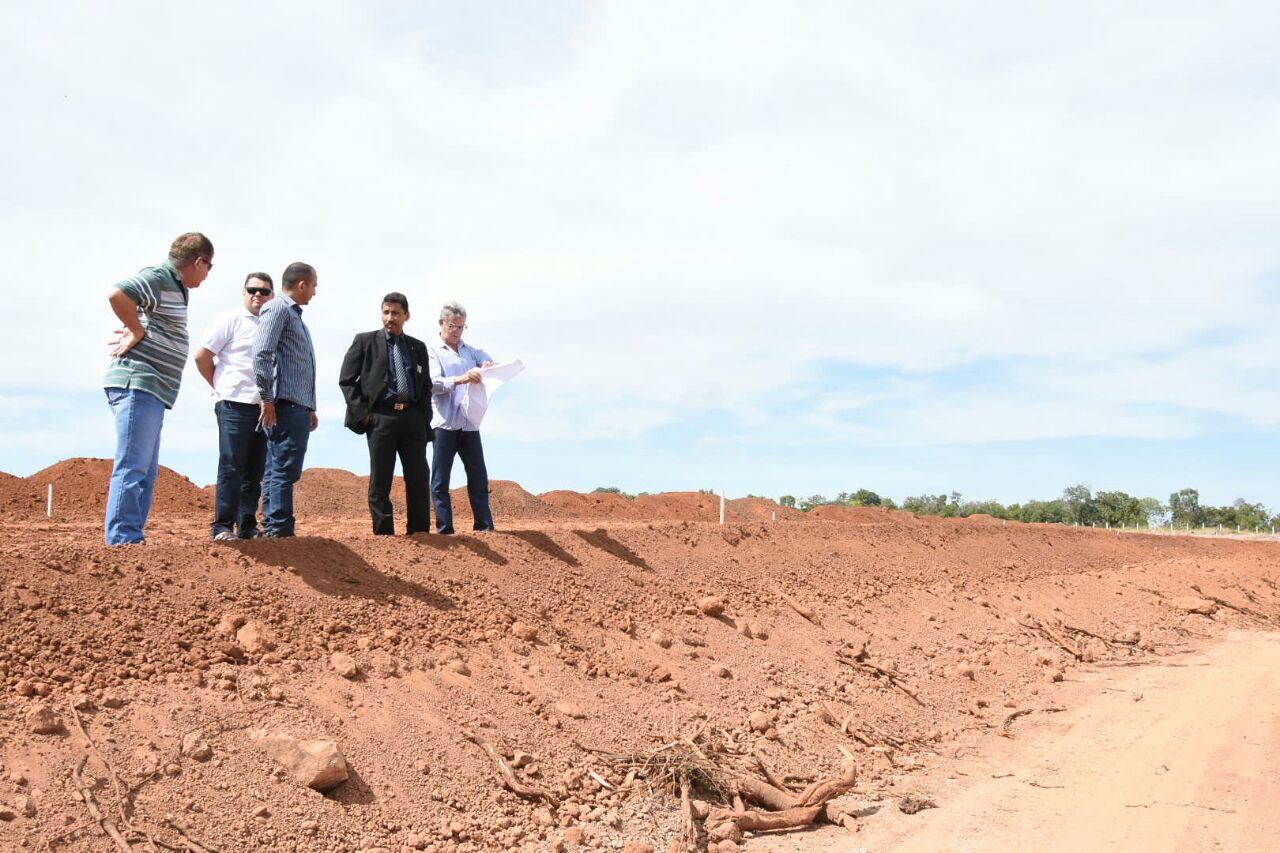 Equipe vistoriando obras