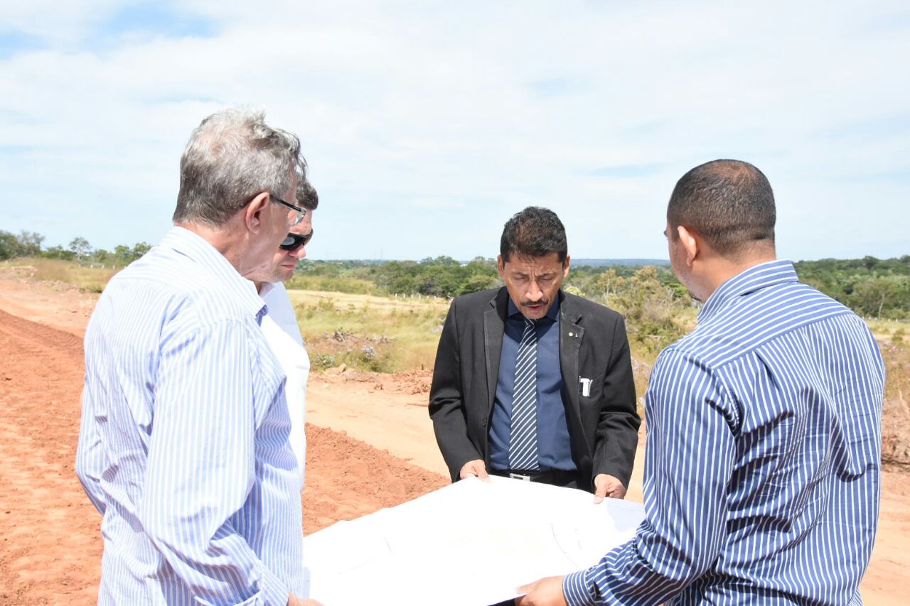 Equipe analisa projeto no meio da análise