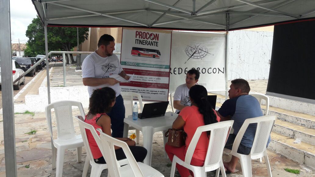 Atendimento com tenda em praça pública