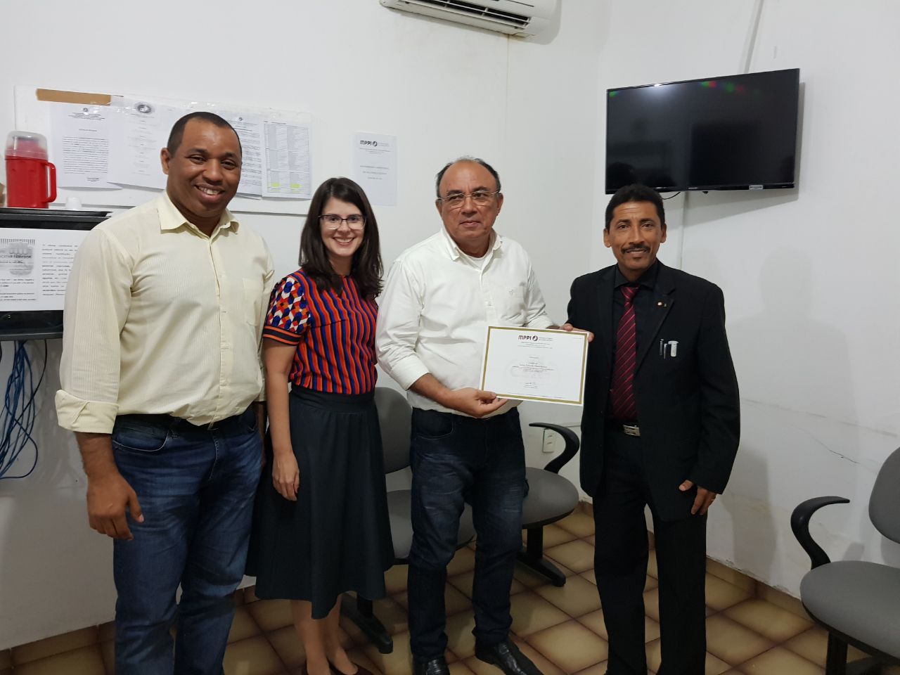 Promtores de Justiça posam com palestrante convidado