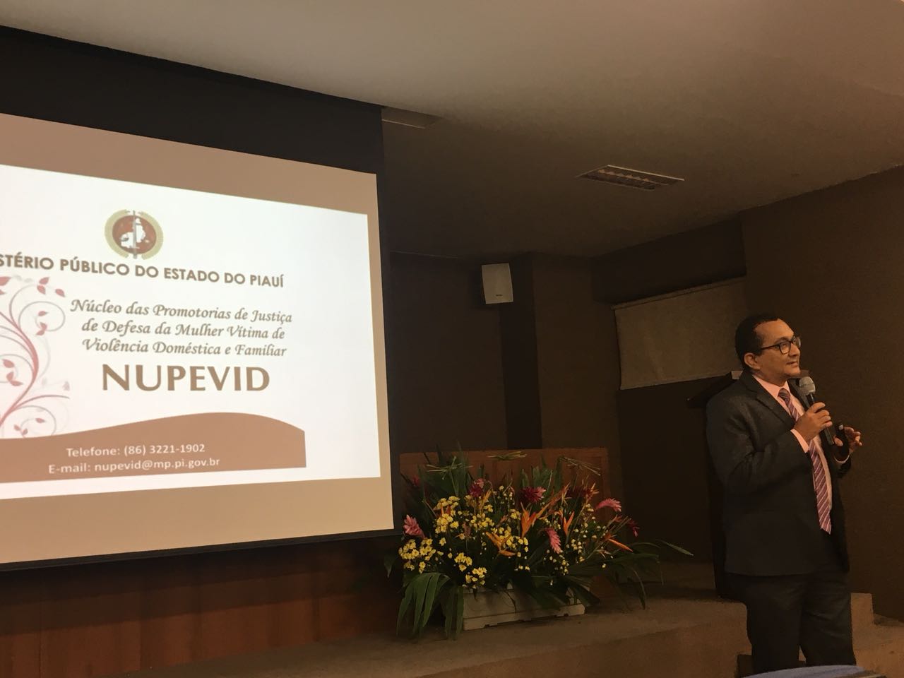 |Homem de pé falando