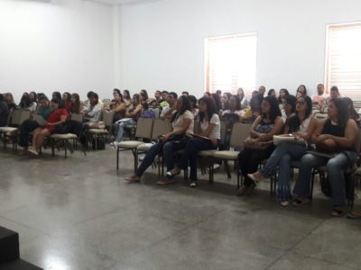 Pessoas sentadas em auditório