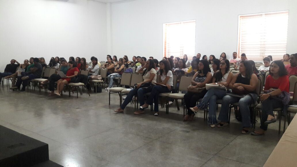 Pessoas sentadas em auditório 