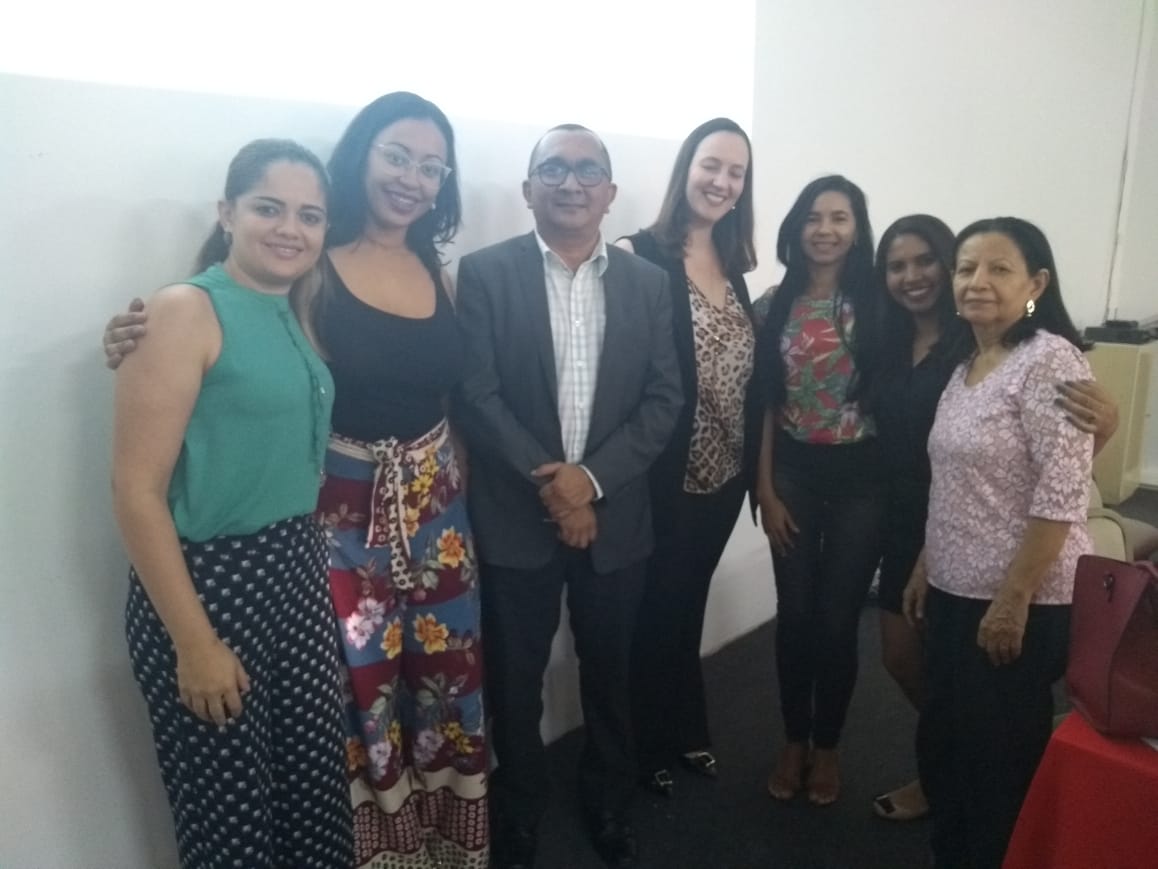 Pessoas de pé sorrindo 