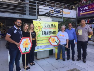 Pessoas de pé sorrindo