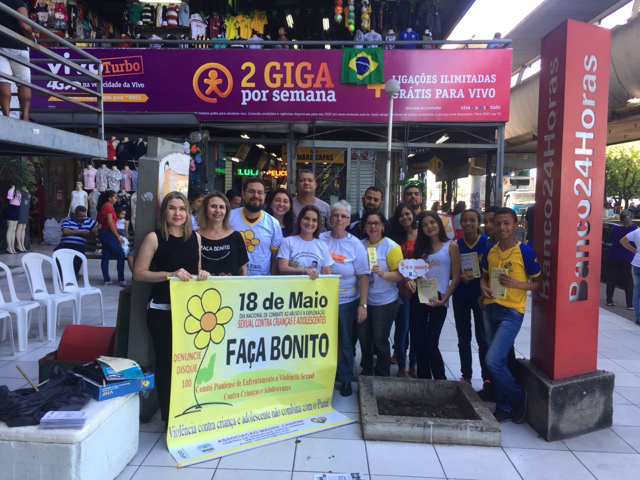 Pessoas sentadas de pé 