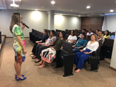 Pessoas sentadas em auditório