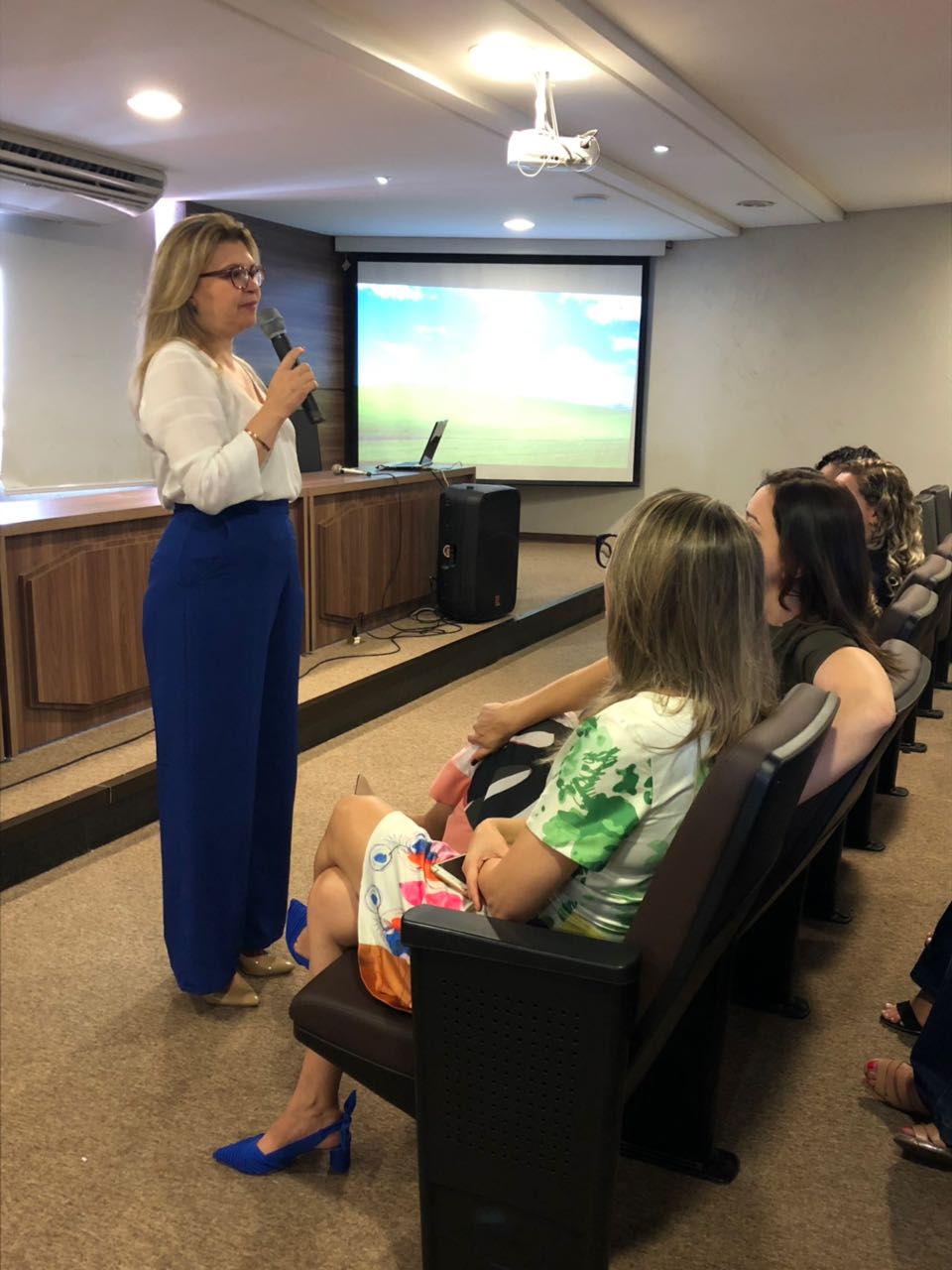 Pessoas sentadas em auditório 