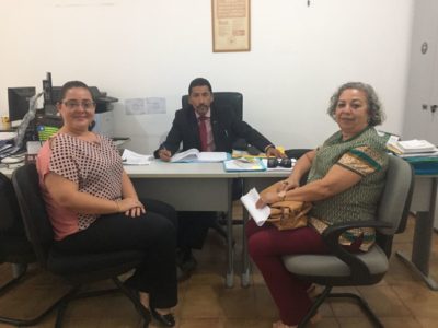 Pessoas sentadas