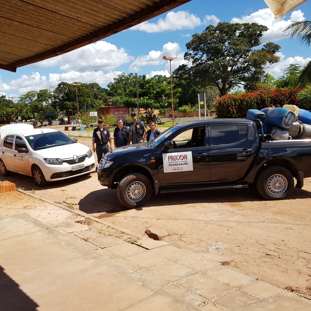 Carro com botijões de carro 