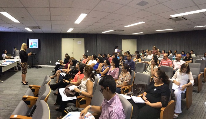 Promotora Flávia Gomes realiza capacitação para diretores das escolas