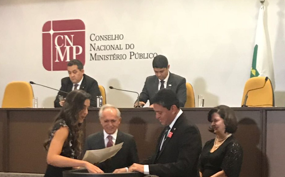 PGJ do Piauí assinando documento