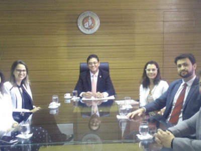 Foto de reunião no gabinete do PGJ