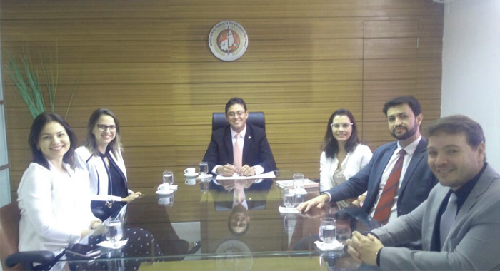 Foto de reunião no gabinete do PGJ