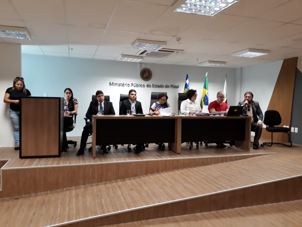 Pessoas sentadas em uma mesa 