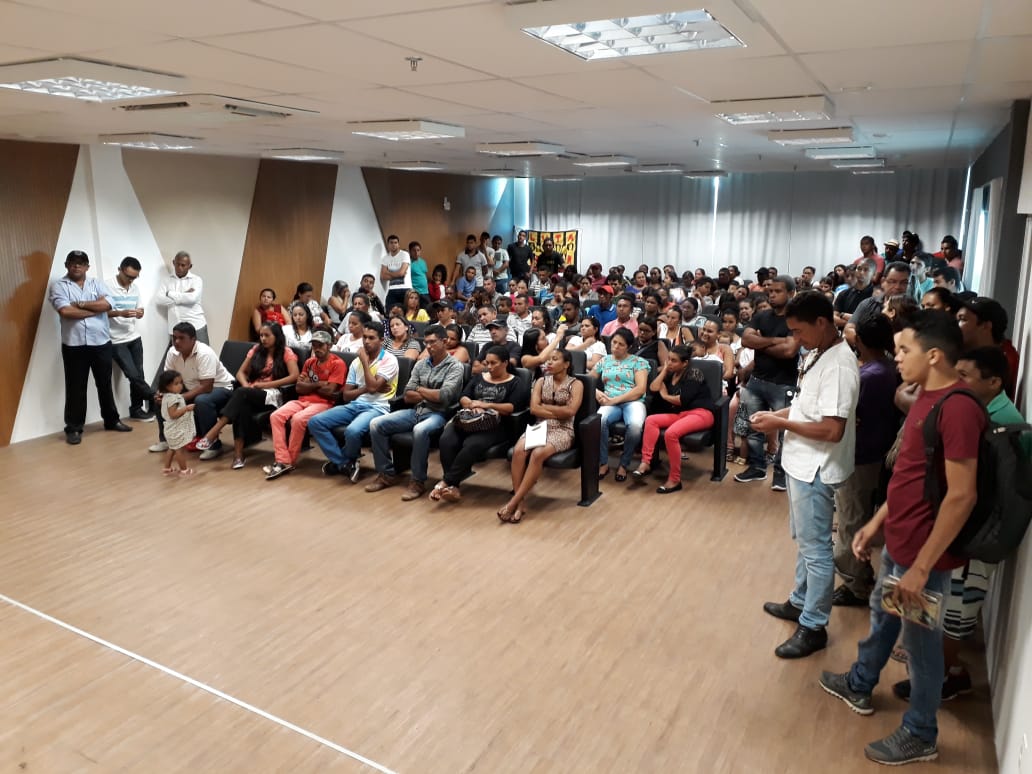 Pessoas sentadas em auditório 